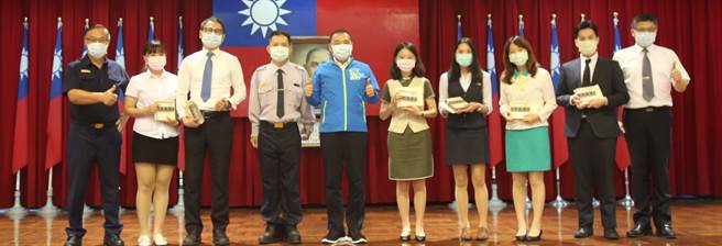 新北市長侯友宜今（11日）親自來到新北市政府警察局針對遏止詐騙、協助破案有功的金融機構行員、超商店員、里長、義警等38人親自頒發獎牌、禮券與感謝信。（新北市刑大提供）