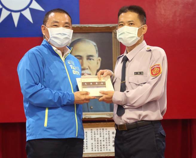 新北市長侯友宜今（11日）親自來到新北市政府警察局針對遏止詐騙、協助破案有功的金融機構行員、超商店員、里長、義警等38人親自頒發獎牌、禮券與感謝信。（新北市刑大提供）