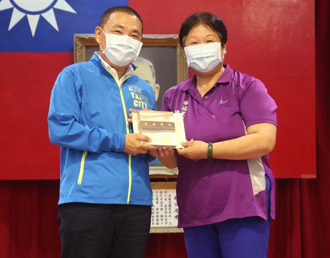 新北市長侯友宜今（11日）親自來到新北市政府警察局針對遏止詐騙、協助破案有功的金融機構行員、超商店員、里長、義警等38人親自頒發獎牌、禮券與感謝信。（新北市刑大提供）