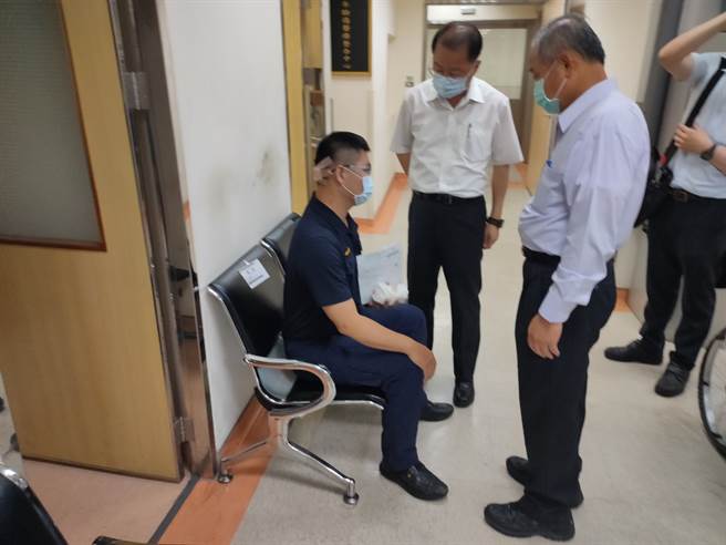 高雄街头爆袭警案 男子持铁鎚攻击交警头部溅血 行凶后逃逸，高雄局长黄明昭前住慰问。(警方提供)
