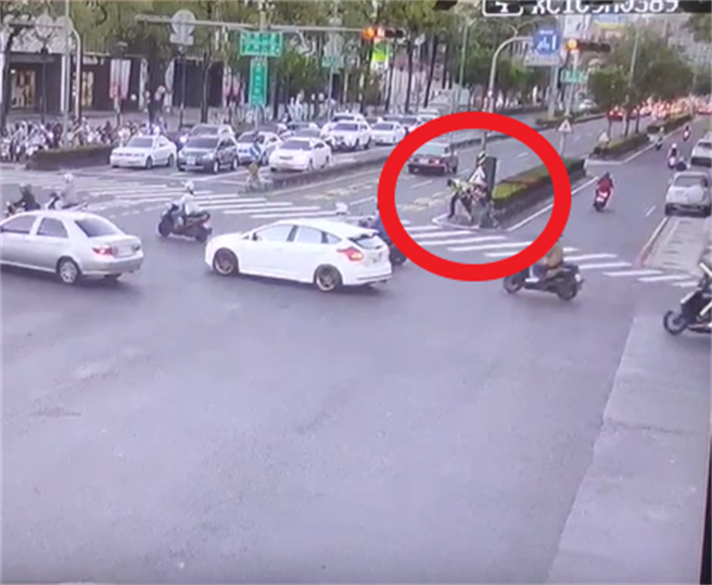 高雄街头爆袭警案 男子持铁鎚攻击交警头部溅血 行凶后逃逸。（图／截取自画面）