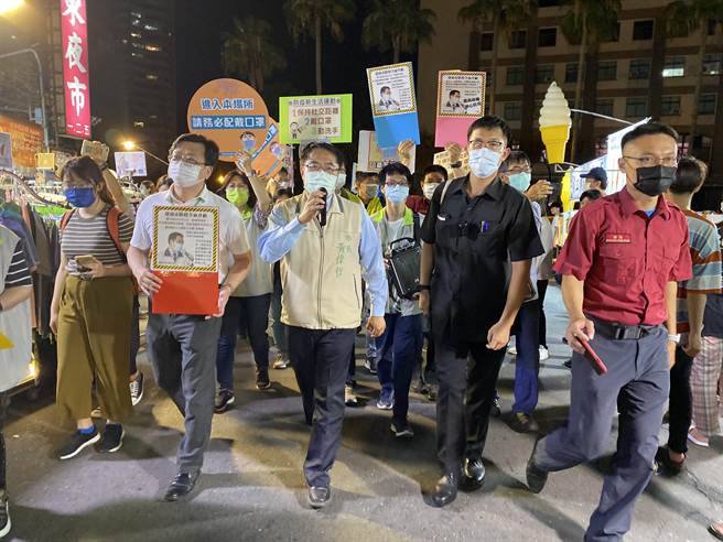 台南市长黄伟哲晚间视察大东夜市，沿着摊商逐一宣导戴口罩。(曹婷婷摄)