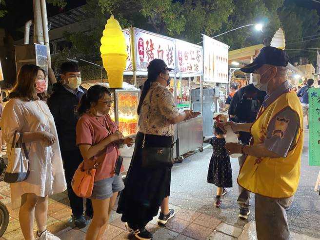 民眾进入夜市需先量体温及喷酒精。(曹婷婷摄)