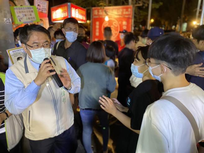 台南市长黄伟哲晚间视察大东夜市，对民眾宣导务必戴上口罩。(曹婷婷摄)
