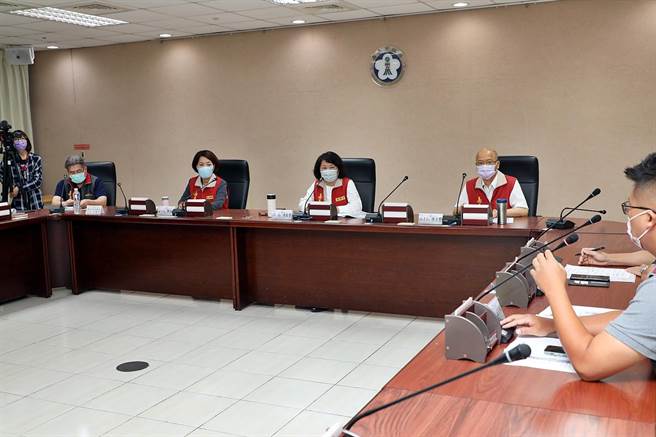 嘉义市召开疫情应变会议，宣布防疫升级，从严管控。（嘉义市政府提供）