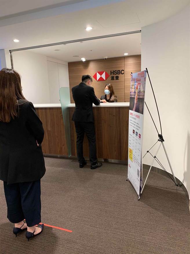 为金融服务运作在疫情期间仍能一切正常，外银为在台分行设计严格的防疫动线。图／陈碧芬