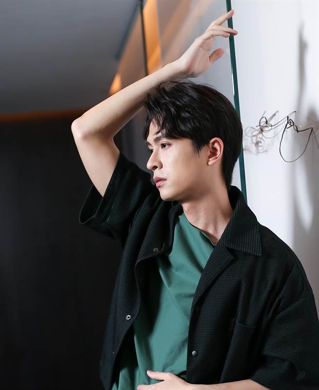 石知田在《靈語》中飾演科技宅、因熟悉周遭人物環境成為破案關鍵。（陳俊吉攝，服裝Dleet）