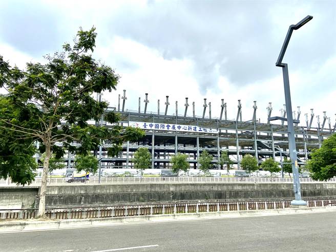 水湳经贸园区的台中国际会展中心兴建中，未来将成为台中市推动前厂后店的重要平台。（卢金足摄）