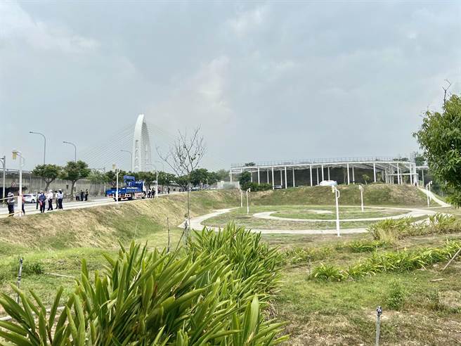 中央公园位于西屯区水湳经贸园区，占地67公顷，打破机场水泥硬铺面单一地貌，重新復育土地生态。（卢金足摄）