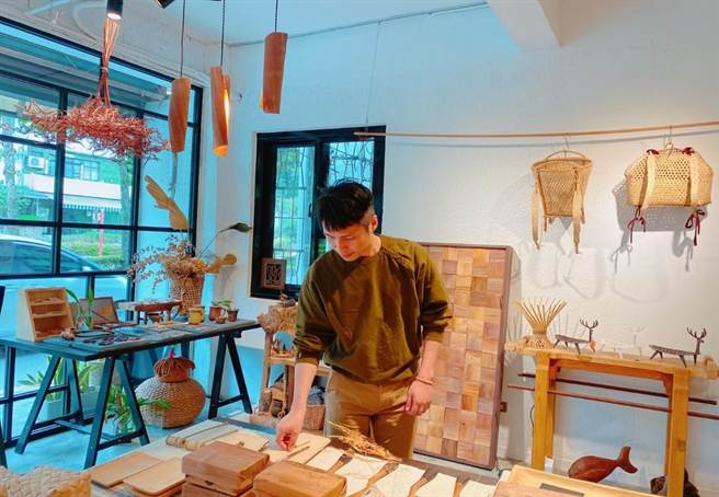 109年『工艺精实组』优胜者刘大卫，现为「河文(Hbun) 原住民生活工场」负责人。（原民局提供）