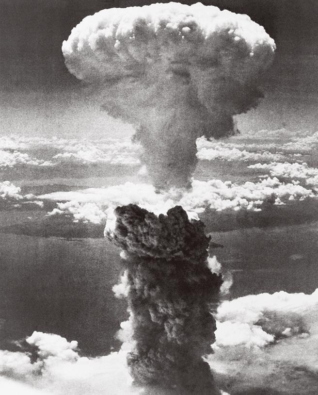 1945年8月9日，史上第二枚用于战争的原子弹在日本长崎爆炸后，巨大的蘑菇云直衝云霄。（美联社）
