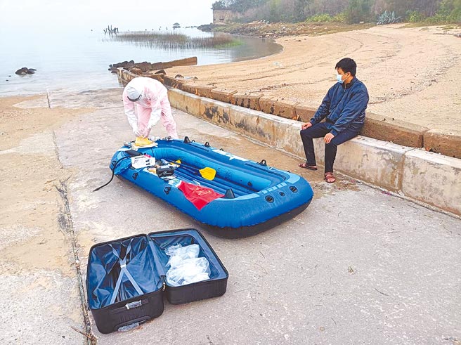 近期發生兩起大陸男子搭乘橡皮艇偷渡，分別登陸金門及台中港，登陸金門的男子被立刻緝捕。（金門岸巡隊提供）