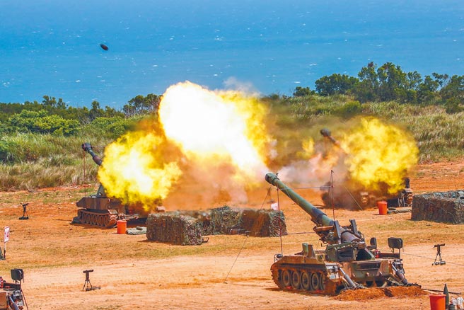 国防部长邱国正10日证实，国防部明年开始推动，将现有陆军澎湖、花东指挥部、第6、8、10军团分别改称为第一至五作战区。图为陆军6军团进行重炮实弹训练。（本报资料照片）