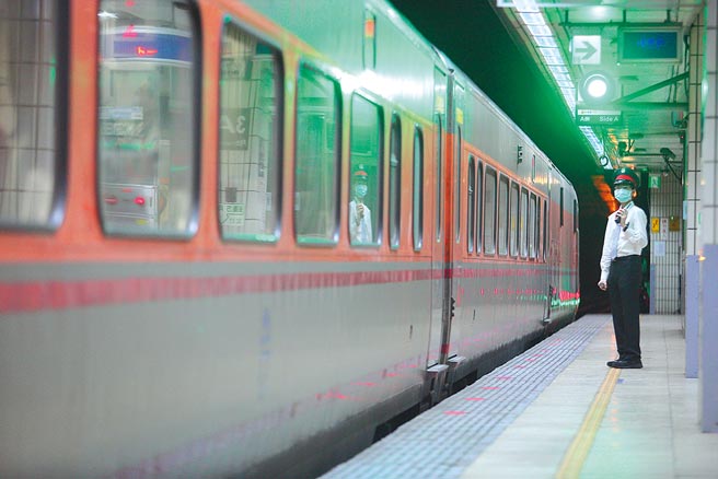 台湾邮政产业工会10日在脸书表示，台铁公司化草案，几乎是《中华邮政股份有限公司设置条例》的翻版，邮政工会表示，邮局的走样与崩坏，与当时宣称的公司化、企业化愿景完全背道而驰，基层员工是最大受害者，可让台铁引以为鑑。（本报资料照片）