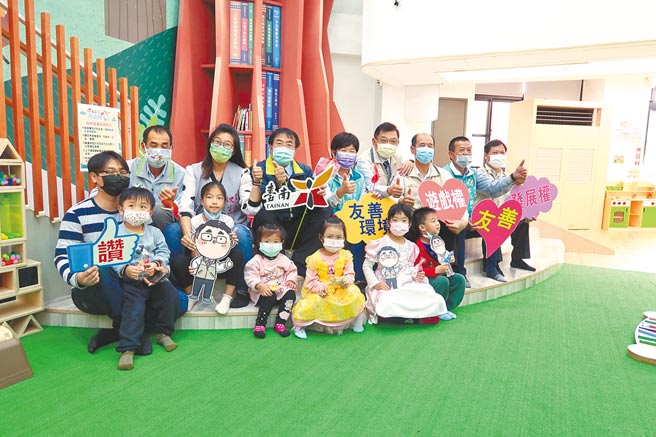 台南市長黃偉哲（後排左三）將友善托育服務列為重點社褔政策，致力打造安心育兒環境。（南市府提供／洪榮志台南傳真）