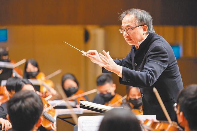 指挥家吕绍嘉近期举办大师班，他认为指挥的精随，必须能懂得带领乐团，同时又和乐团站在同一阵线上。	（国立台北艺术大学提供）