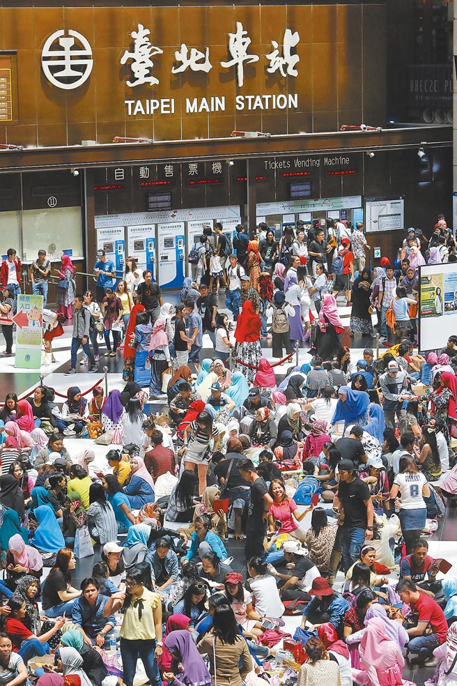 刑事局发现，诈欺集团将台北车站当作车手的「人力银行」，大举利诱在此聚集的各国移工，提供存折、协助领赃款。图为2016年穆斯林开斋节，移工开心聚会拍照，场面壮观。（本报资料照片）