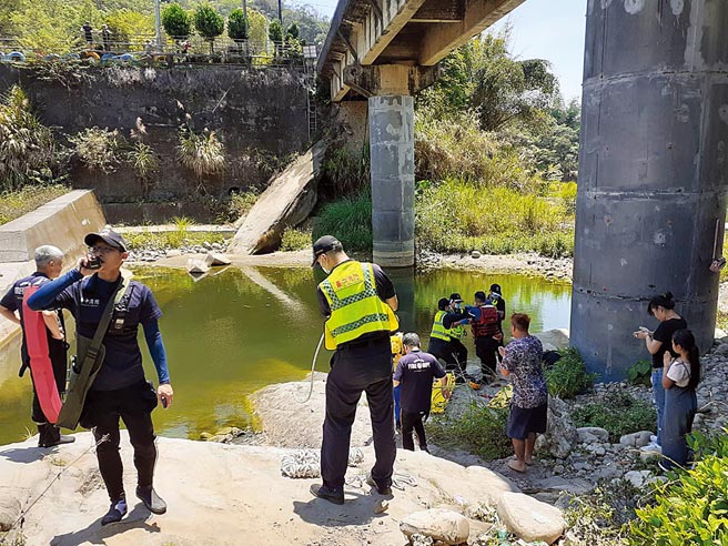 台中市太平区头汴坑溪惊传2人溺毙意外，警消到场救援，27岁陈男及李童已当场无生命徵象。（民眾提供／冯惠宜台中传真）