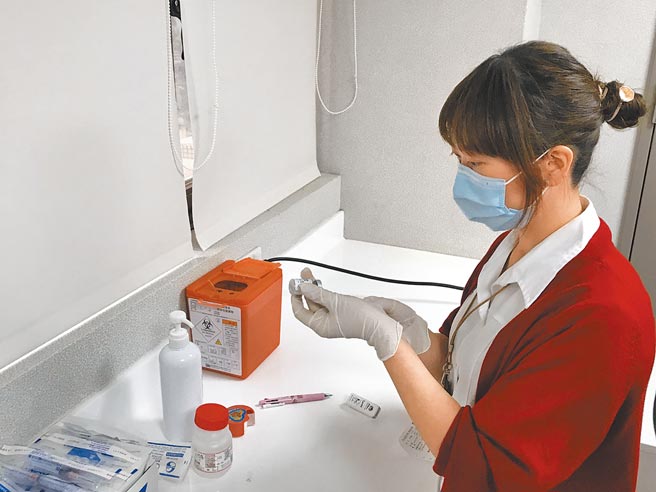 基隆市衛生局統計目前僅1700多人施打AZ疫苗。（陳彩玲攝）