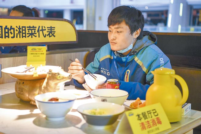 大陸疫情防控期間，外賣小哥為運送有關物資幫助不小，許多餐廳復工後，都有舉辦外賣小哥免費吃午飯等活動。（中新社）