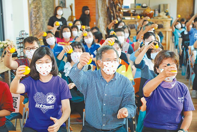 嘉義縣長翁章梁上任後特別注重長者的照護及青年就業問題，推動「精準功能性體智能運動指導員培訓」，開創青銀共照模式外。（嘉義縣政府提供／呂妍庭嘉義傳真）