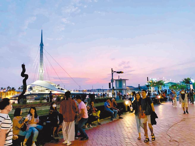 高雄人口推估5月底將創下10年新低紀錄。圖為假日駁二人潮。（柯宗緯攝）