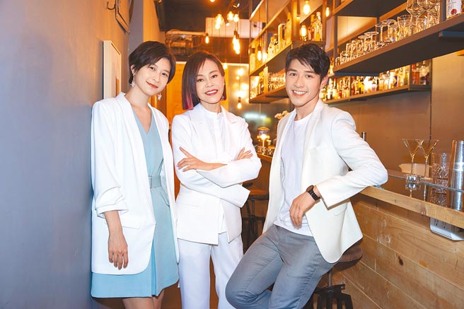彭佳慧（中）新歌MV由江宜蓉（左）及吳岳擎擔綱主角。（索尼音樂提供）