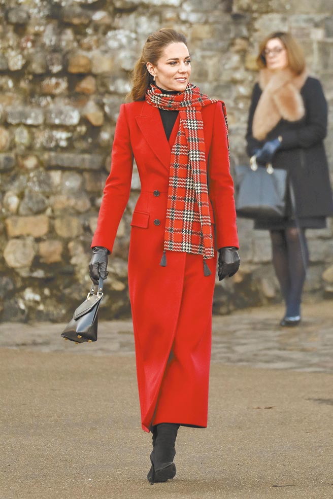 凯特王妃穿Alexander McQueen双排扣红色外套搭配格纹围巾，展现耶诞节庆氛围。（美联社）