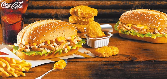 麥當勞夏季推出「辣燻雞肉長堡」整塊雞胸肉以櫸木煙燻慢烤入味。（麥當勞提供）