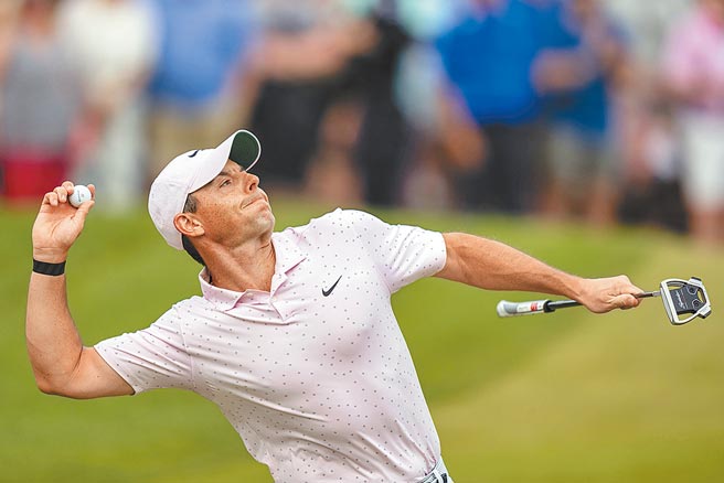 在确定拿下富国银行锦标赛冠军后，麦克罗伊兴奋把小白球丢给观眾。（美联社）