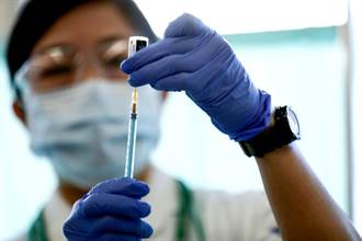 日本疫情惡化  專家歸因疫苗接種慢高齡人口多