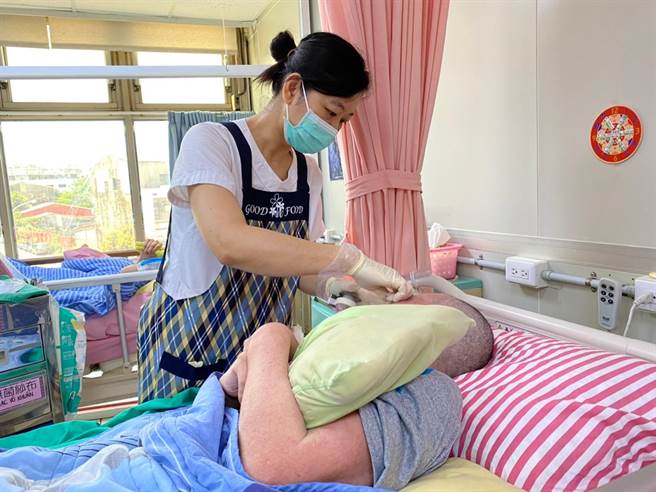 創世台南安養院資深護理師李幸蓉照顧植物人迄今已有18年。（創世基金會提供／曹婷婷台南傳真）