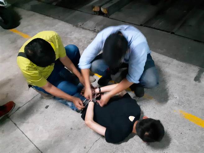 警方以车追人，5小时内逮获犯嫌，全案朝杀人未遂、加重妨害公务等罪送办。(翻摄照片／刘宥廷高雄传真)