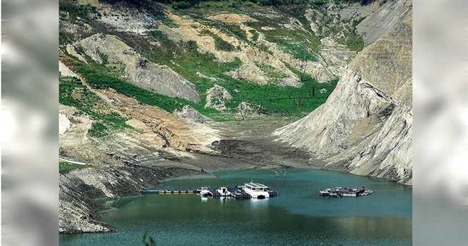 苗栗鯉魚潭水庫缺水情形，蓄水量僅剩4.8％，裸露的滿水位線與現有水面落差極大，原本應在水面下的土石坡上已長出綠草。（圖／報系資料庫）