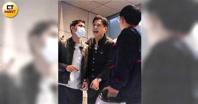 郑人硕搭着朱轩洋的肩膀离开，两人有说有笑。（图／本刊摄影组）