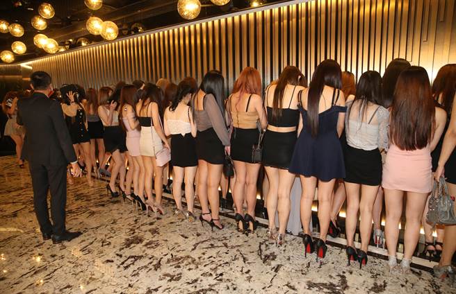 中山分局針對M男模會館及轄區酒店實施高強度臨檢，酒店內所有小姐走到大廳排排站受檢。（陳君瑋攝）