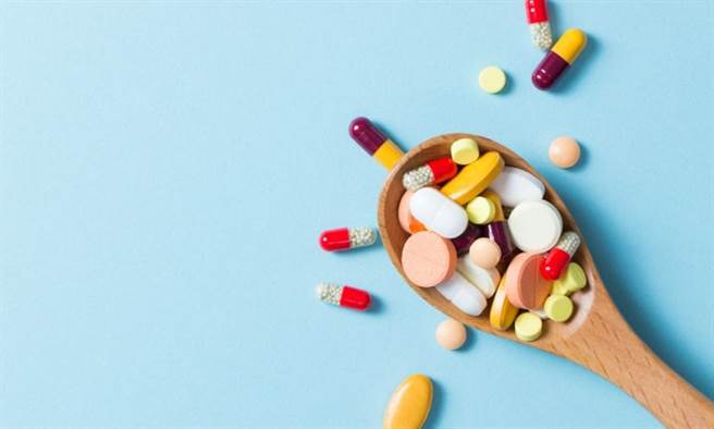 抗凝血劑和止痛藥不能混吃！六個常犯錯誤，後果嚴重。(示意圖/Shutterstock)