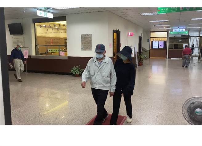 身着白色外套的陈姓男子杀死女儿，他在家人陪同下出庭应讯。（本报资料照片）