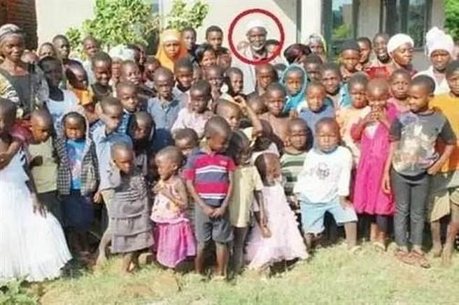 辛巴威男目前已擁有16妻151子，持續朝人生目標「100妻1000子」邁進。（照片來源：辛巴威pindula NEWS）