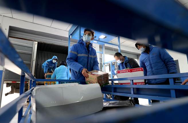 据陆媒报导，继成都中通快递运输活体动物盲盒事件被曝光后，5月11日，苏州一中通快递中转站内也被发现30余个退件快递，里面装着濒死的猫狗。图为中通快递分拣快件，非当事人。（中新社）