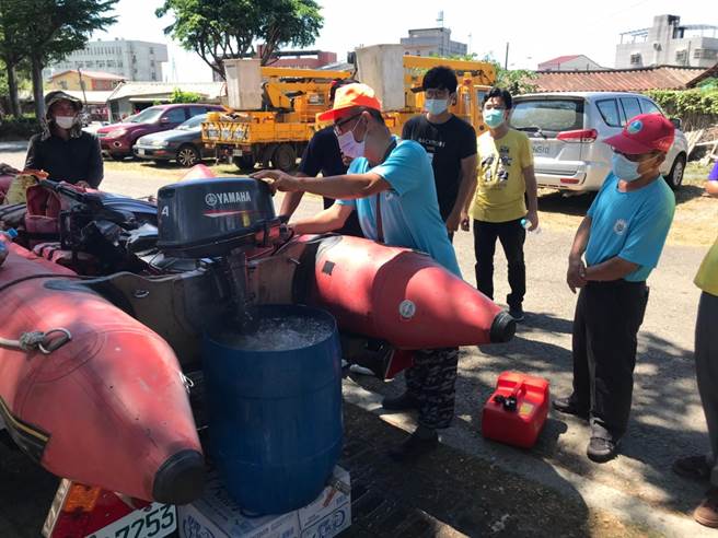 台南市政府消防局第一救災救護大隊辦理今年度管筏膠筏操作人員專業教育訓練。（台南市政府消防局第一救災救護大隊提供／張毓翎台南傳真）