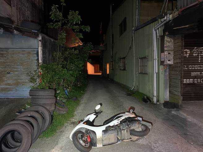 無良通緝父讓2歲女當肉盾，撞警逃逸遭鳴三槍嚇到自摔。(戴志揚翻攝)