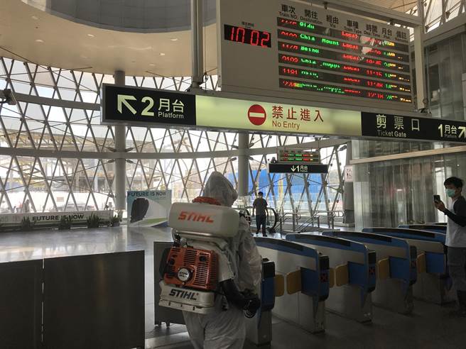 環保局上午10點於基隆火車站南站進行預防性消毒。（陳彩玲攝）