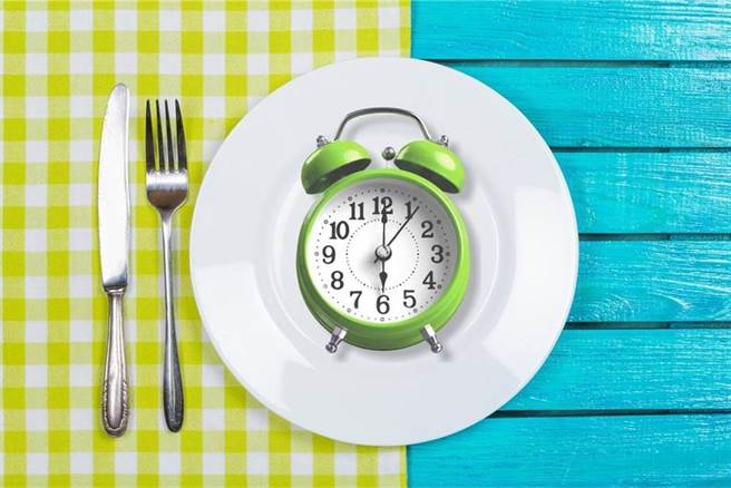 男子因急性膽囊炎險送命，竟是不當間歇性斷食導致空腹害的。(示意圖/Shutterstock)