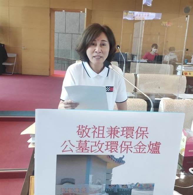 市议员黄馨慧关心公托倍增「比中乐透难」，西屯区中籤率0.2％，要求落实市长政策，让台中年轻人真正「敢生、敢养」！(陈世宗摄)