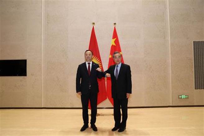 大陸國務委員兼外長王毅指外國駐軍應當有序、負責任地撤出阿富汗，防止倉促行事。圖為5月11日王毅在陝西西安與出席「中國＋中亞五國」外長會晤的吉爾吉斯斯坦外長卡札克巴耶夫會談。（中國外交部網站）