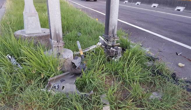 1輛銀色裕隆自小客車凌晨3點多下台78線斗南匝道出口，不知何故撞上出口標誌基座，撞擊力道猛烈，車頭重創，零件散落一地。（民眾提供）