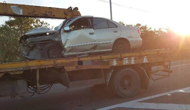 車頭扭曲變形，駕駛與乘客都傷重不治。（周麗蘭攝）
