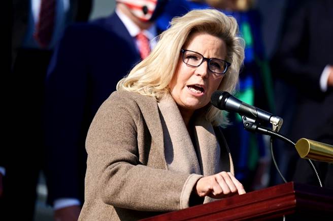 美國共和黨資深眾議員麗茲．錢尼（Liz Cheney）即將被開除黨團會議主席一職，她11日仍持續痛批川普，強調絕對不會對川普的謊言保持沉默。（資料照／路透社）