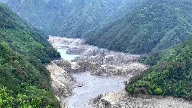 德基水庫水位再探47年新低，降至1325.57公尺，蓄水率剩2.77％。（王文吉攝）